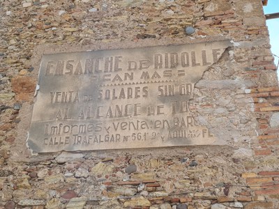 El plafó històric de Can Mas ja és patrimoni local.