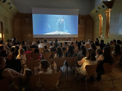 Sessió de cinema familiar dins la programació cultural d'estiu.