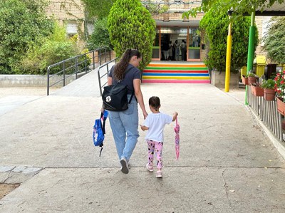 Uns 5.000 alumnes de Ripollet comencen el nou curs amb normalitat.