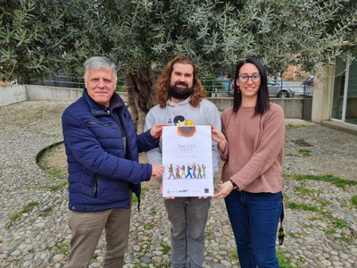 D'esquerra a dreta: Toni Oller, membre del grup Pioners de BUP; Oriol Mor, regidor de Cultura, i Elisabeth Vázquez, directora de la Biblioteca de Ripollet.