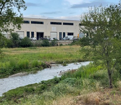 Alumnat de la UAB estudia la biodiversitat d’aus al riu Ripoll.