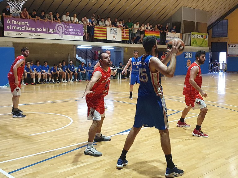 Bàsquet 1 Antonio Quirós ataca la cistella contrària.jpg