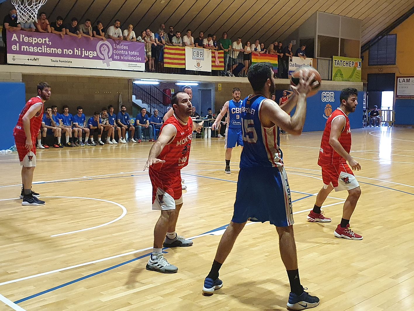 Bàsquet 1 Antonio Quirós ataca la cistella contrària.jpg