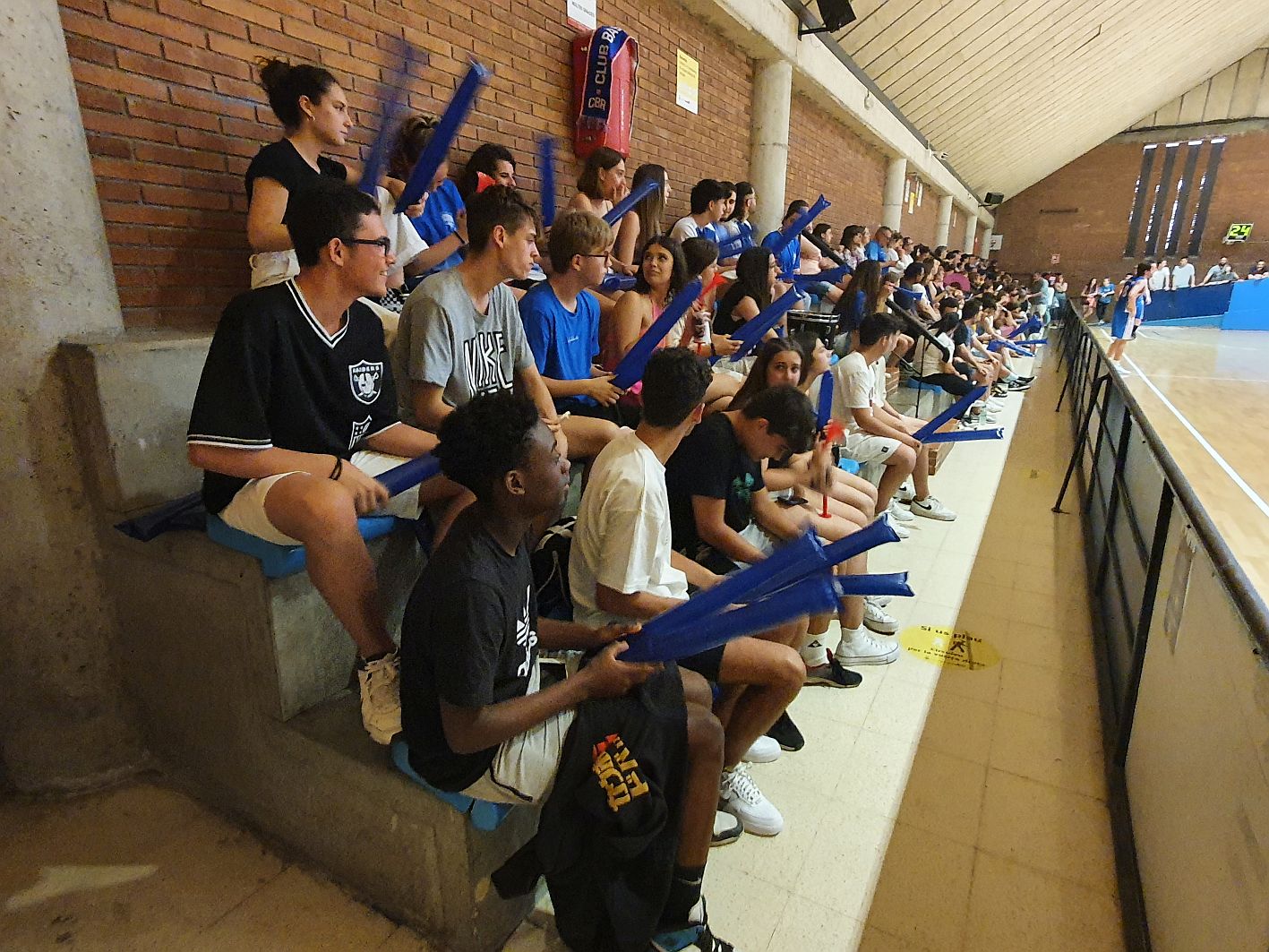 Bàsquet 2 el F. Barneda ple fins a la bandera.jpg