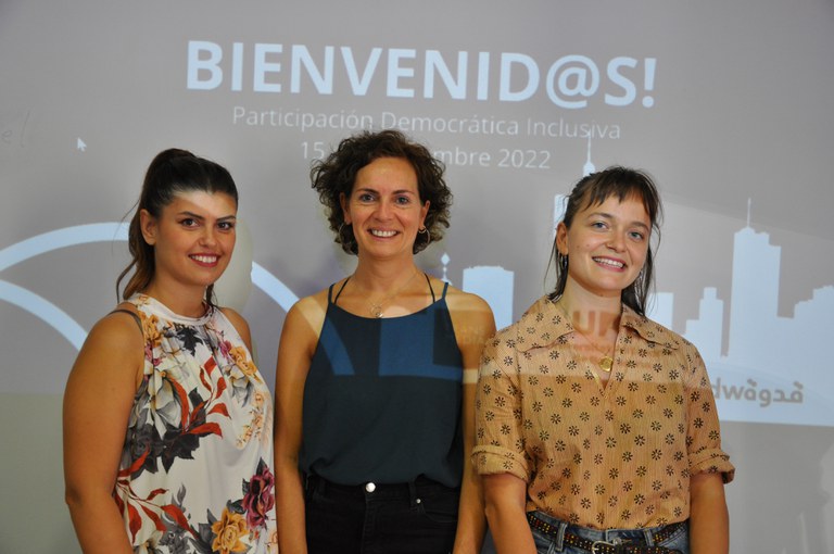 Razan Ismail, fundadora de l'entitat Kudwa, Txell Caler, regidora d'Inclusió, i Chiara Gunella, investigadora de la UAB. DSC_0001.JPG
