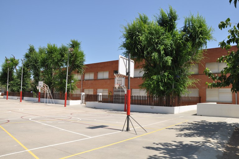 Imatge del pati de l'Escola Escursell i Bartalot. DSC_0152.JPG