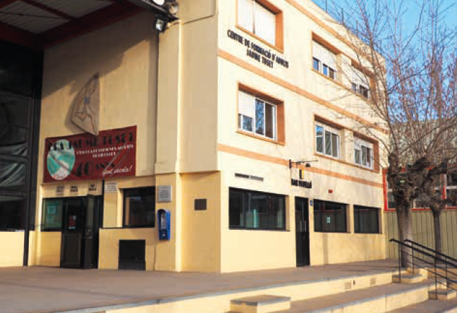 Façana del Centre de Formació de Persones Adultes  Jaume Tuset
