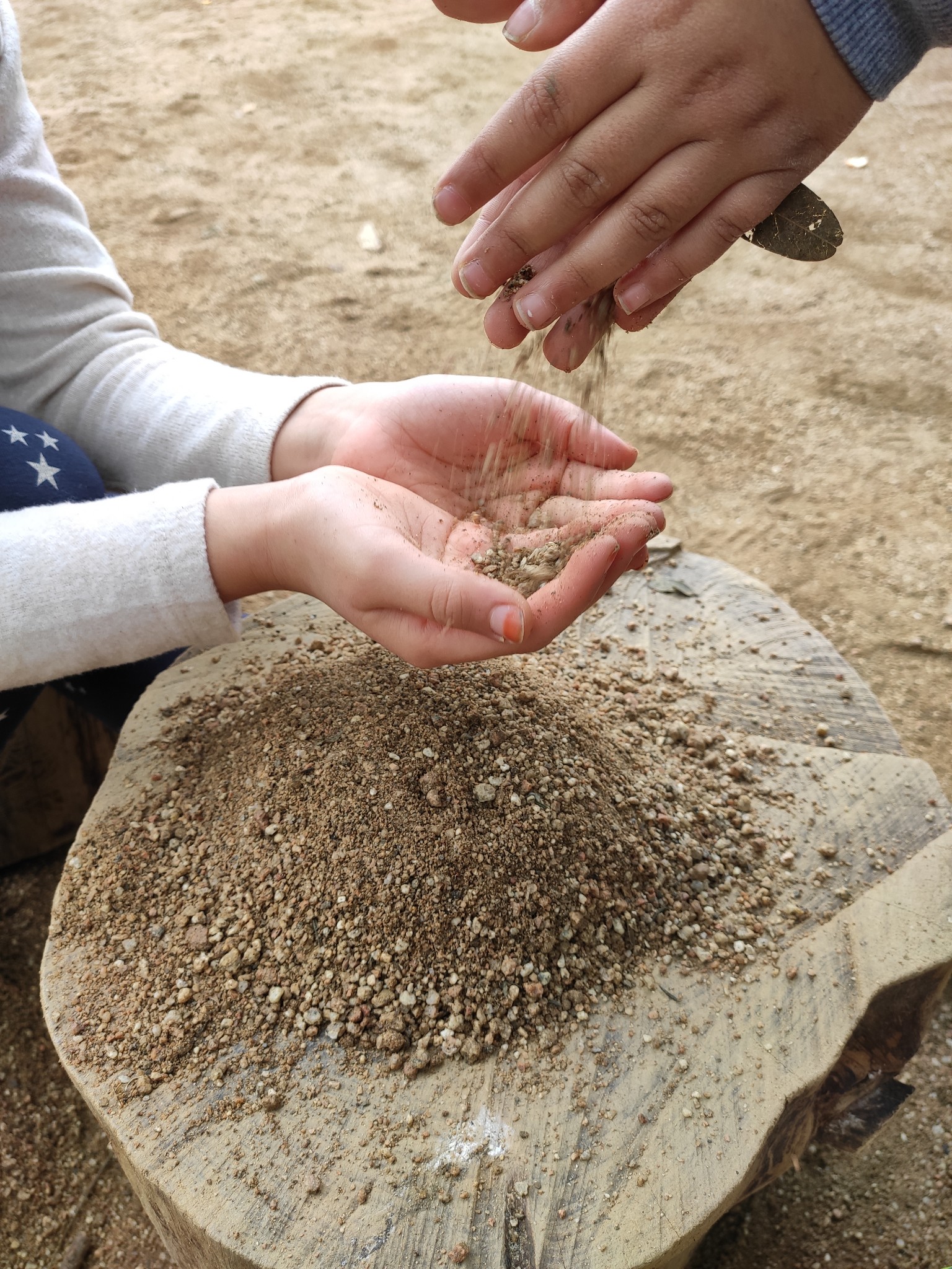 Escola gassó i Vidal infants jugant amb sorra Escola gassó i Vidal infants jugant amb sorra