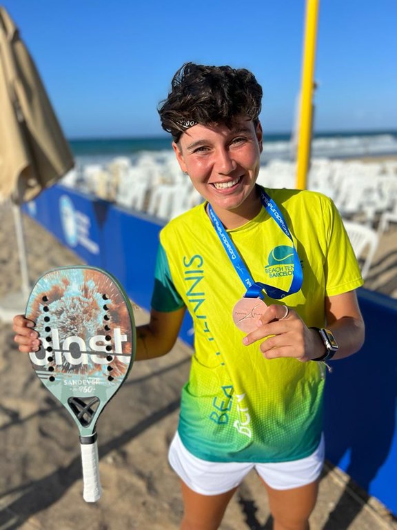 foto eva medalla.jpeg