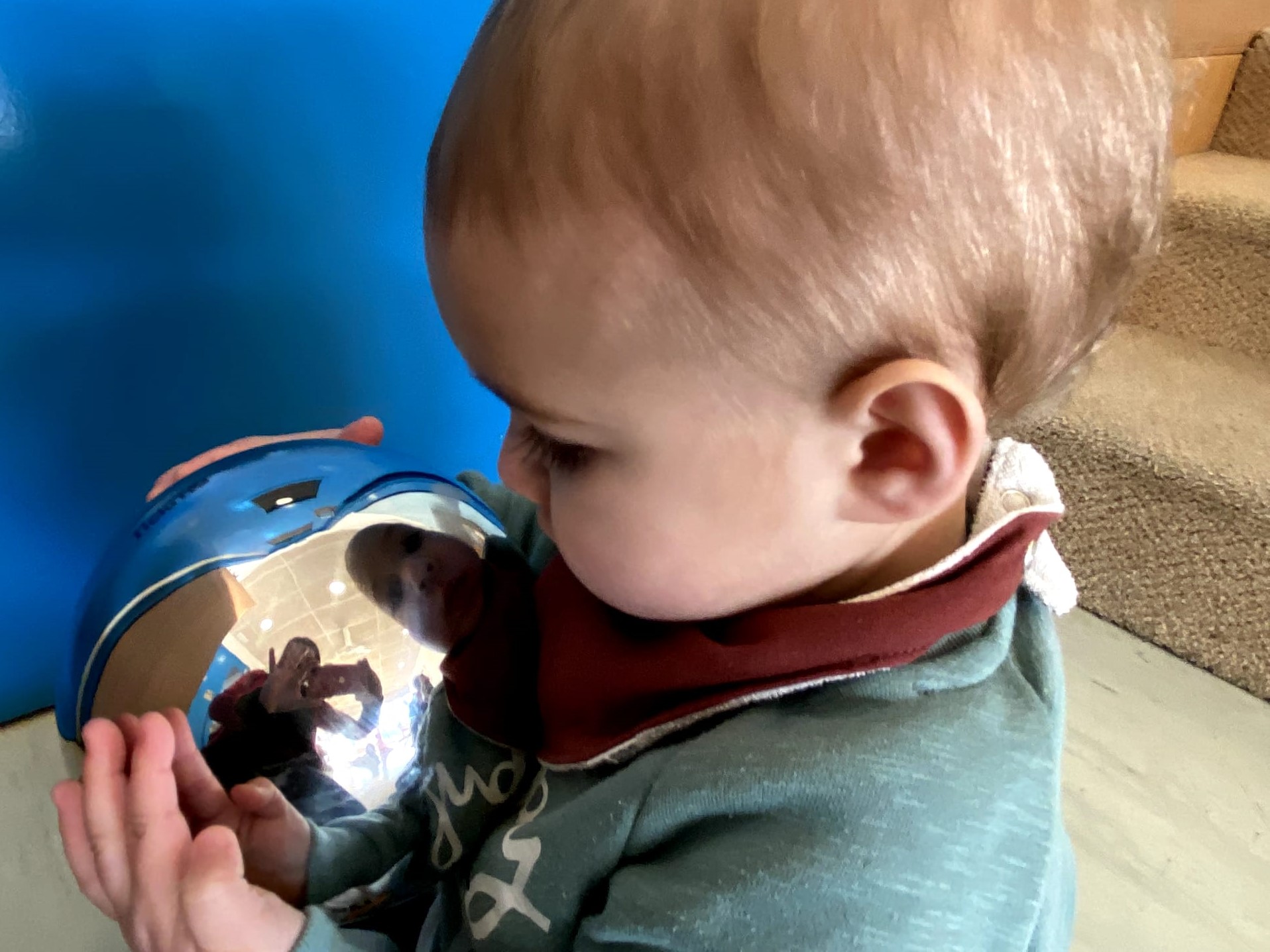 infant amb esfera.jpeg