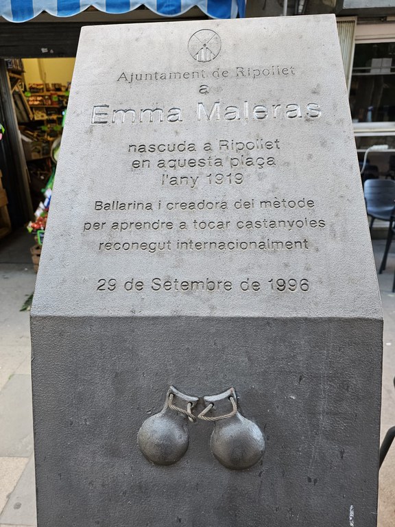 Placa de ciment conmemorativa de la Plaça Emma Maleras del Pont Vell