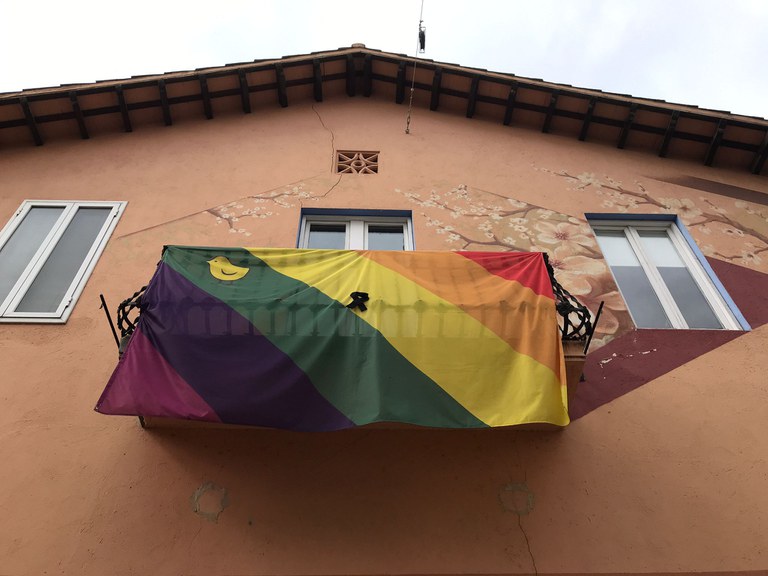 Bandera LGTBI amb el llaç negre a Cal Teixell