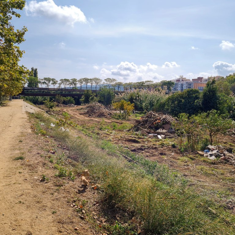 Imatges de les obres de neteja de les lleres. ripollet-med-lleres-rius-neteja-entreponts-111022-1.jpg