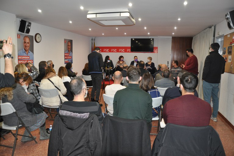 La seu del PSC Ripollet es va omplir per a la presentació. ripollet-pol-psc-presentacio-homes-igualitaris-100322-1.JPG