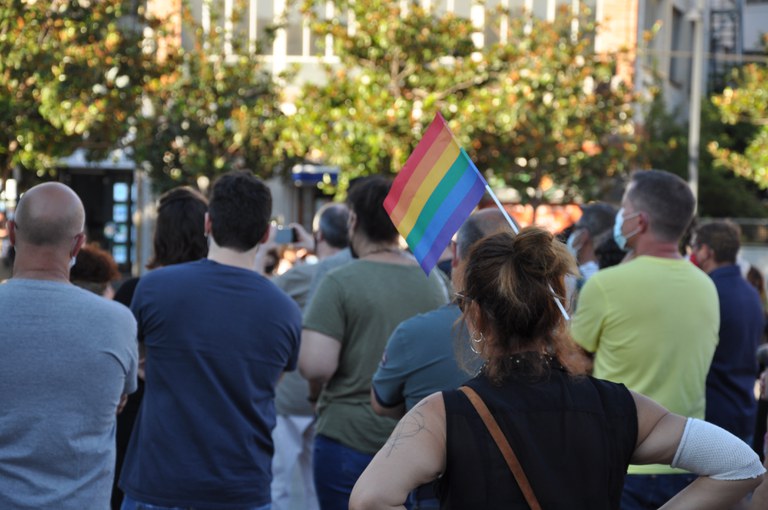 Assistents a la concentració contra la LGTBI-fòbia amb banderes LGTBI