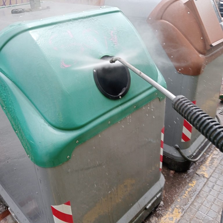 S'ha intensificat la neteja de contenidors. ripollet-ser-neteja-contenidors-050723-04.jpg