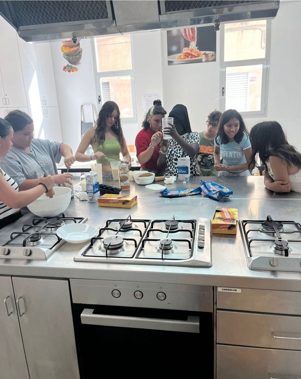 Cuina del Casal de Joves amb joves preparant menjar