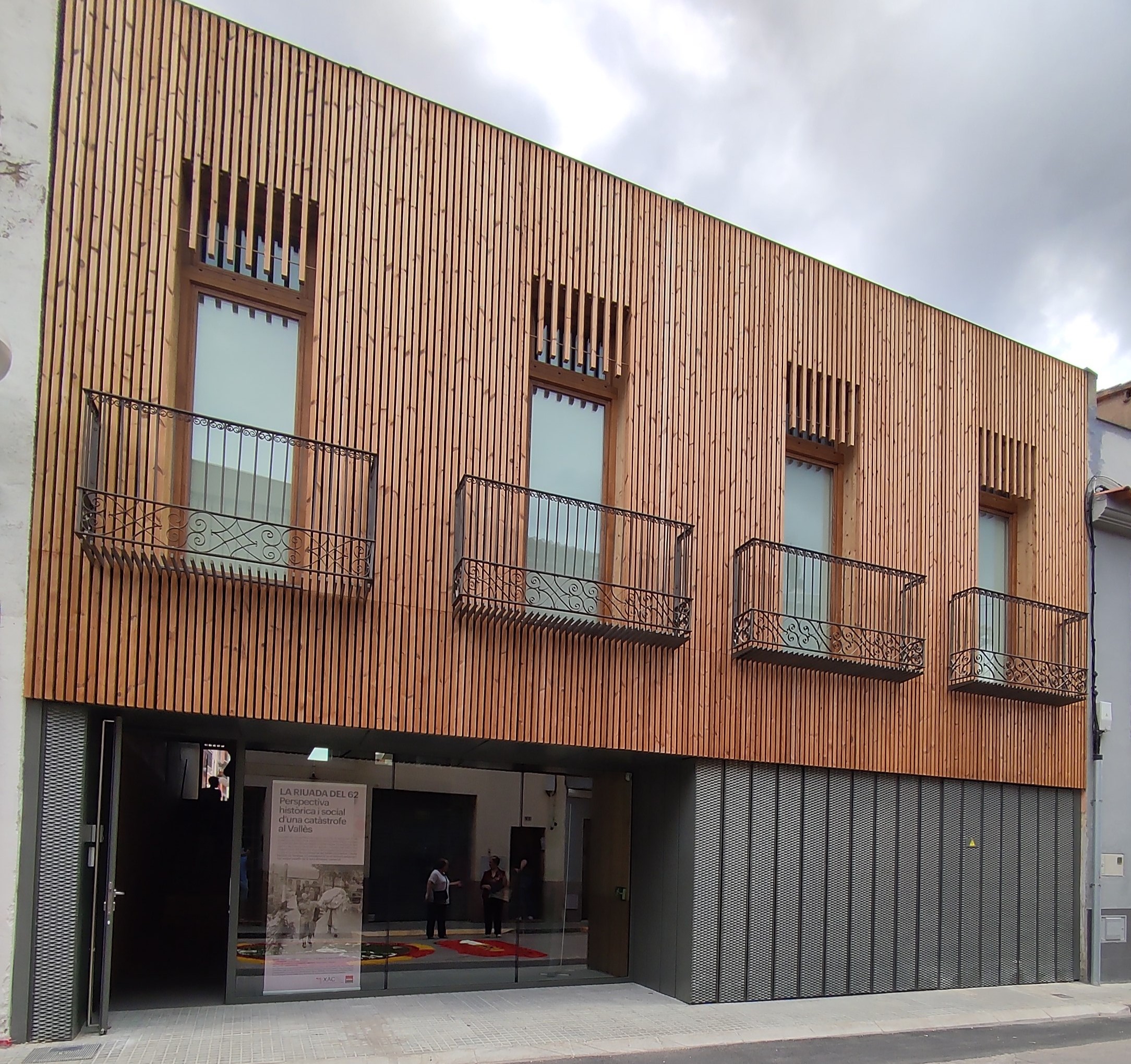 Vista façana del carrer de la Salut
