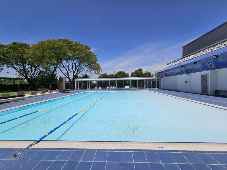 Piscina descoberta petita